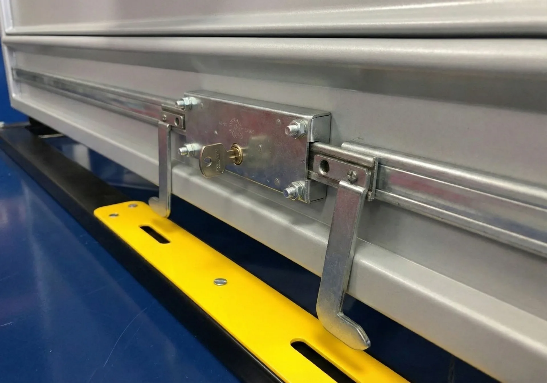 Serrure grippee rideau metallique